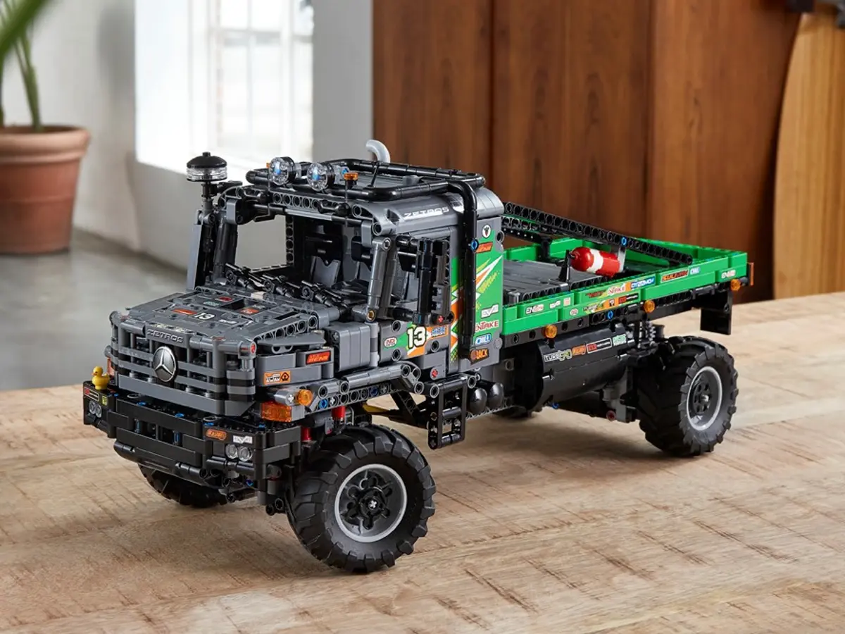 Lego Technic Camião de Testes Mercedes-Benz Zetros 4x4 - Image 12