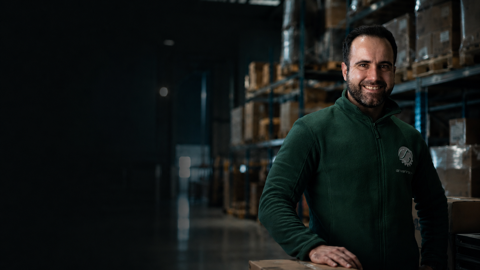 Profissional da GreenFever no armazém de equipamentos informáticos
