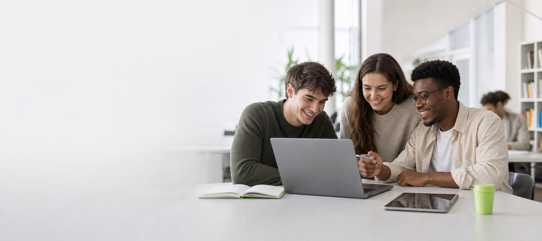 Estudantes a trabalhar num portátil para o regresso às aulas GreenFever